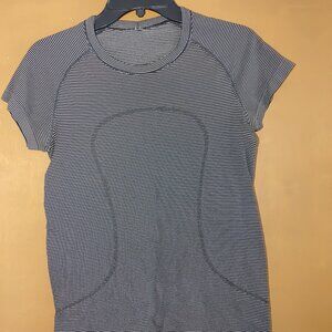 LULULEMON Woman's Short Sleeves T-shirt Size 8 Pre-owned